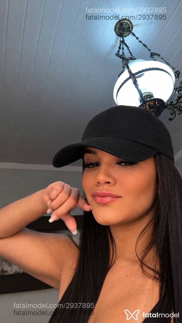 Acompanhante mulher com cabelo castanho de olhos castanhos - Vitoria Araujo