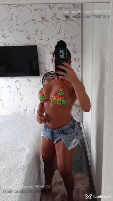 Acompanhante mulher morena (o) de olhos castanhos - Raffinha Guerra Acompanhante mulher morena (o) de olhos castanhos - Raffinha Guerra