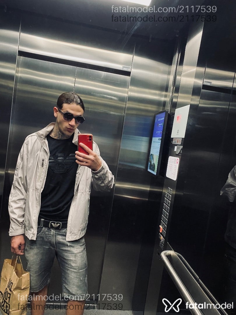 Acompanhante homem com cabelo castanho de olhos azuis em São Paulo - Xavier