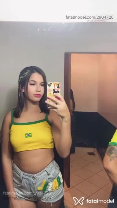 Acompanhante mulher trans com cabelo castanho de olhos castanhos - Larissa