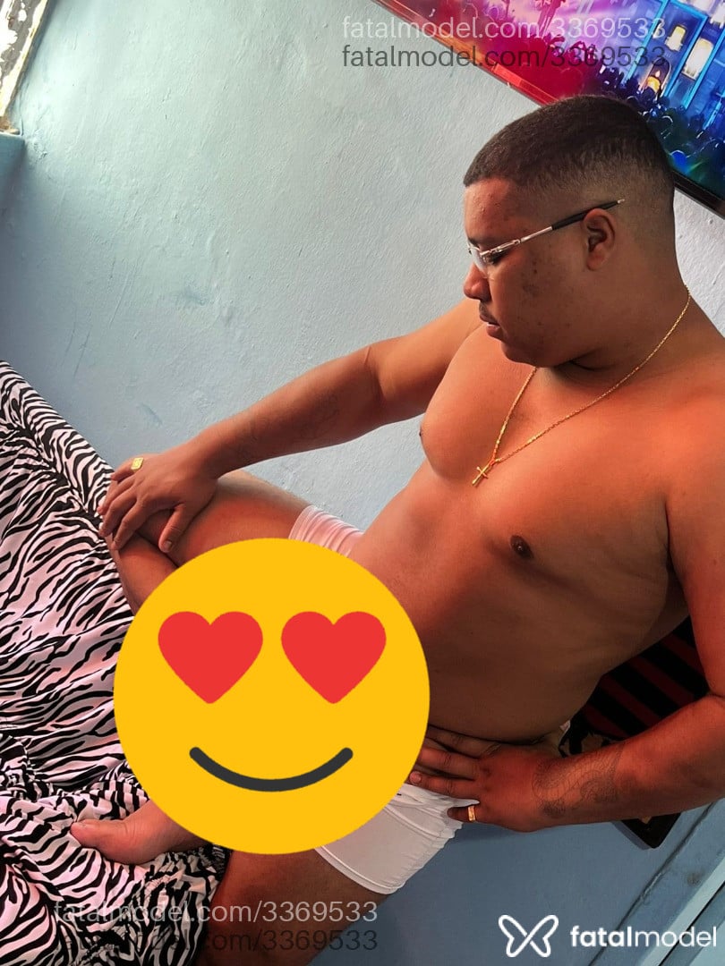 Acompanhante homem com cabelo castanho de olhos mel - Gigante Acompanhante homem com cabelo castanho de olhos mel - Gigante