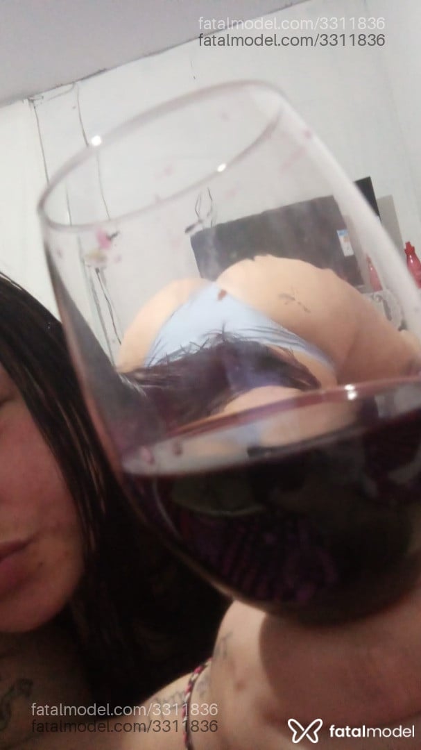 Acompanhante mulher com cabelo castanho de olhos castanhos em Rio Grande Acompanhante mulher com cabelo castanho de olhos castanhos em Rio Grande - Carolina