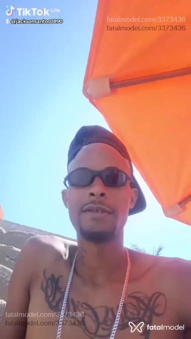 Acompanhante homem com cabelo castanho de olhos castanhos - Pretinho