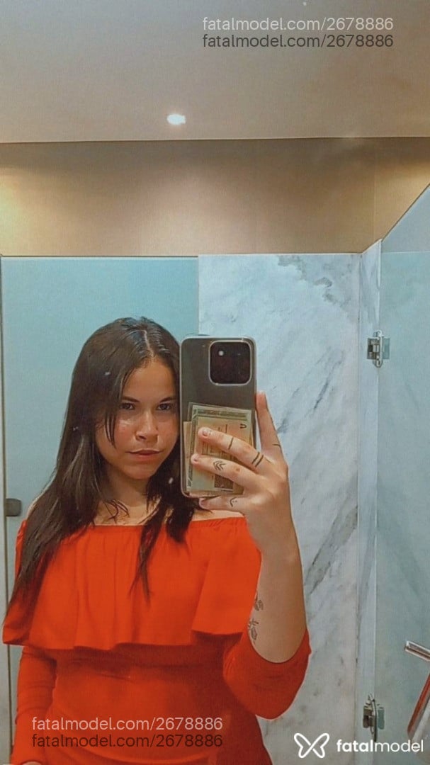 Acompanhante mulher morena (o) de olhos pretos - Viiih