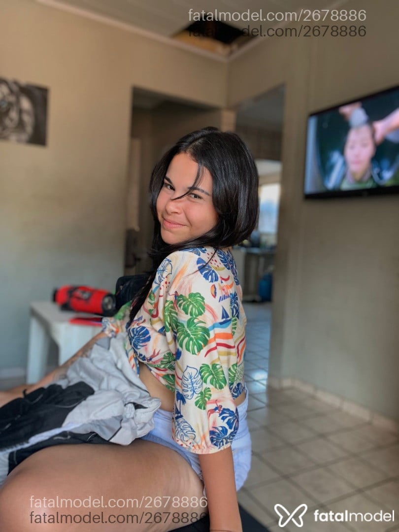 Acompanhante mulher morena (o) de olhos pretos - Viiih