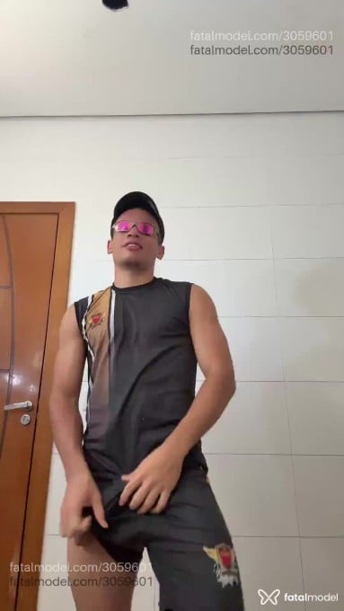 Acompanhante homem morena (o) de olhos pretos em Balneário Camboriú Acompanhante homem morena (o) de olhos pretos em Balneário Camboriú - Leão
