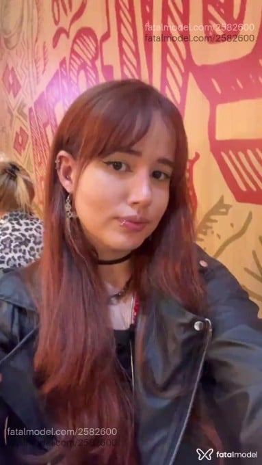 Acompanhante mulher ruiva (o) de olhos mel - Rosée Acompanhante mulher ruiva (o) de olhos mel - Rosée