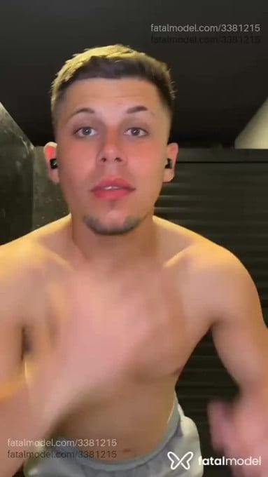 Acompanhante homem com cabelo castanho de olhos mel - Adilson