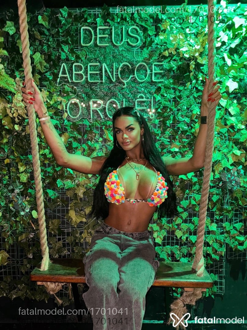 Acompanhante mulher trans com cabelo castanho de olhos castanhos em Santos - Carla Sampaio