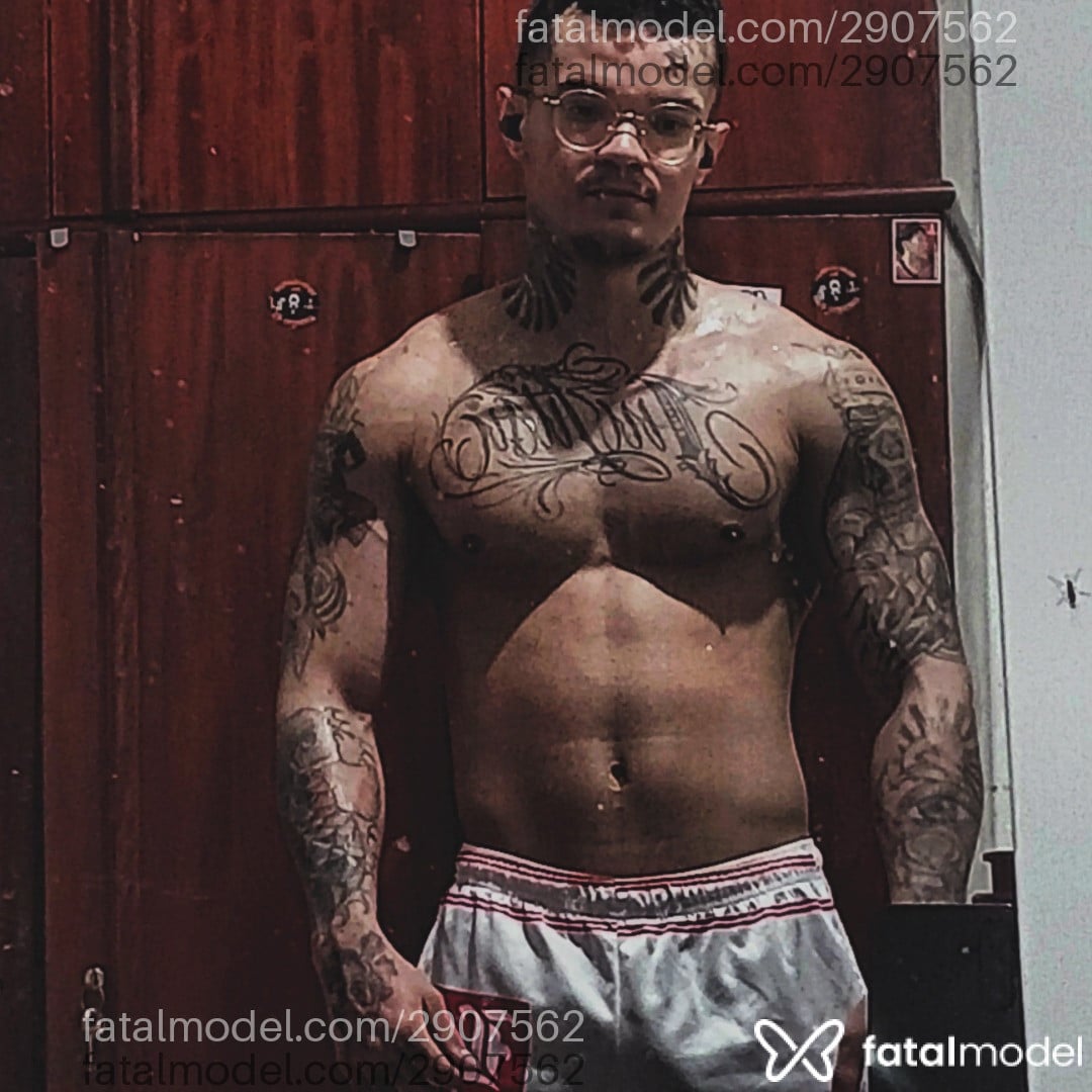 Acompanhante homem com cabelo castanho de olhos pretos - Chinaa Acompanhante homem com cabelo castanho de olhos pretos - Chinaa