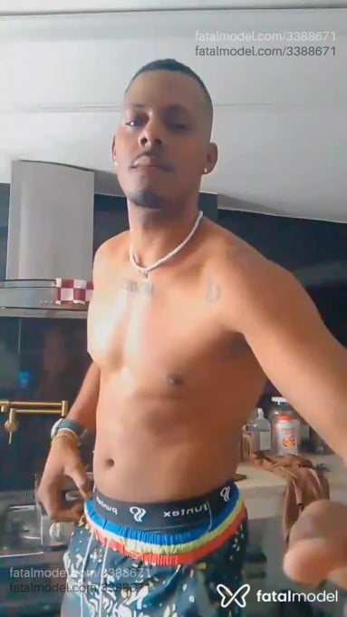 Acompanhante homem com cabelo castanho de olhos pretos em Curitiba - Eduardo