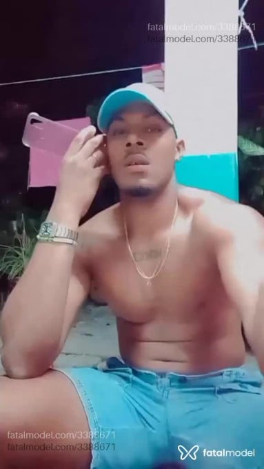 Acompanhante homem com cabelo castanho de olhos pretos em Curitiba - Eduardo