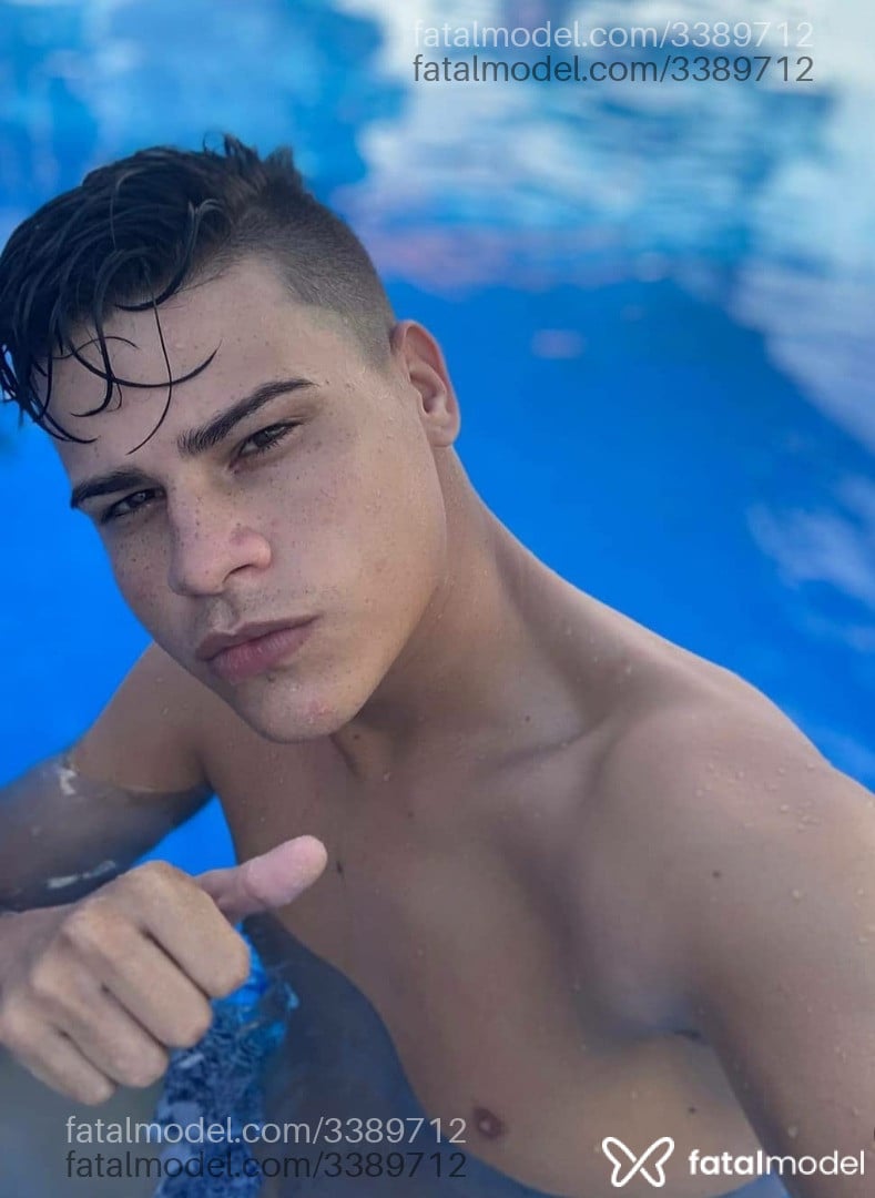 Acompanhante homem com cabelo castanho de olhos castanhos em Brasília Acompanhante homem com cabelo castanho de olhos castanhos em Brasília - Gabriel