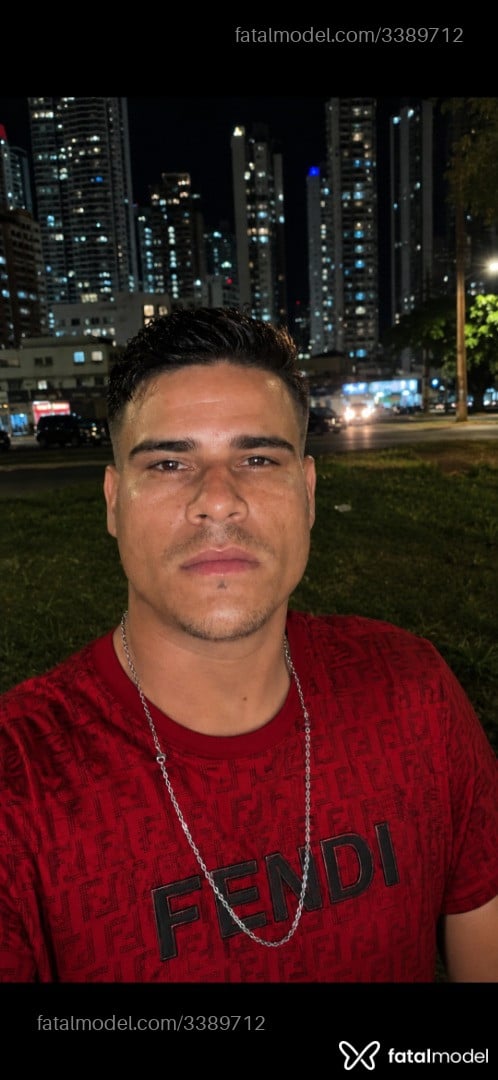 Acompanhante homem com cabelo castanho de olhos castanhos em Brasília Acompanhante homem com cabelo castanho de olhos castanhos em Brasília - Gabriel