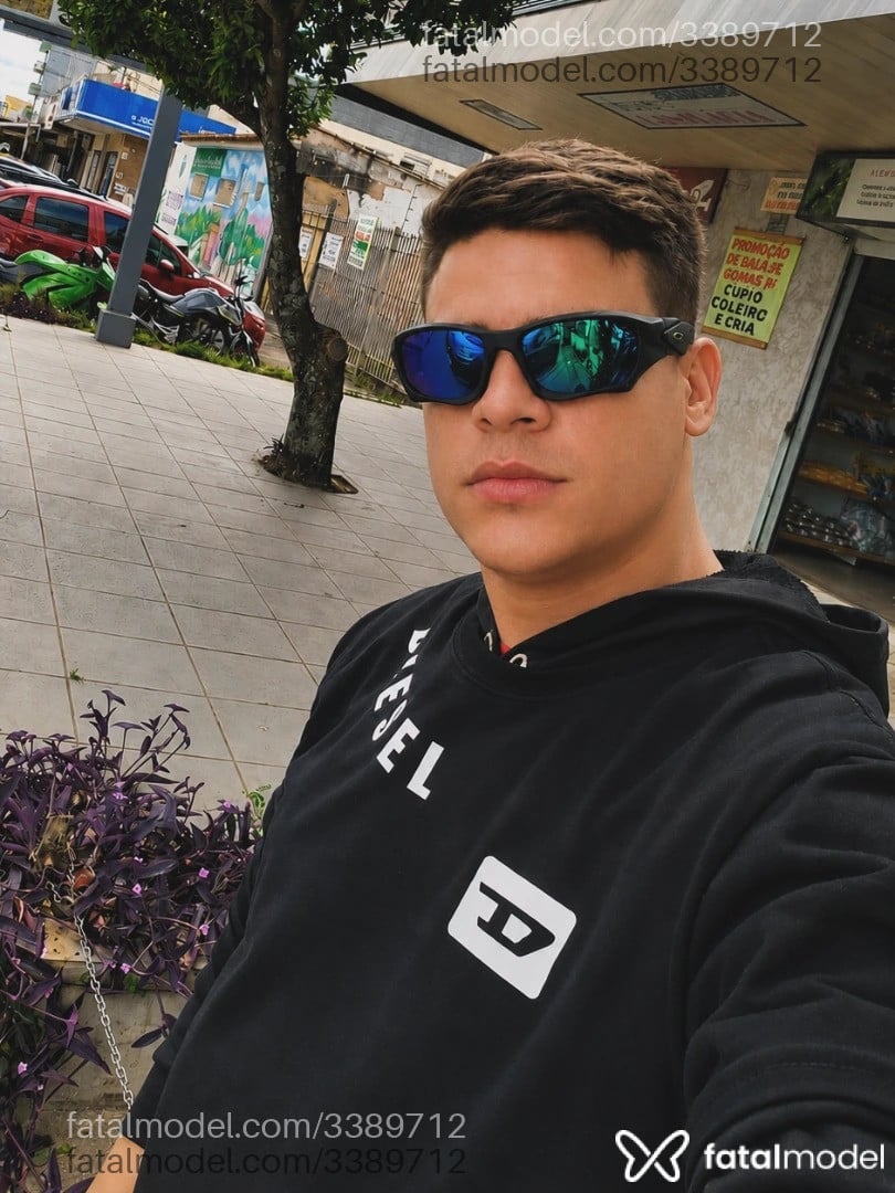 Acompanhante homem com cabelo castanho de olhos castanhos em Brasília Acompanhante homem com cabelo castanho de olhos castanhos em Brasília - Gabriel