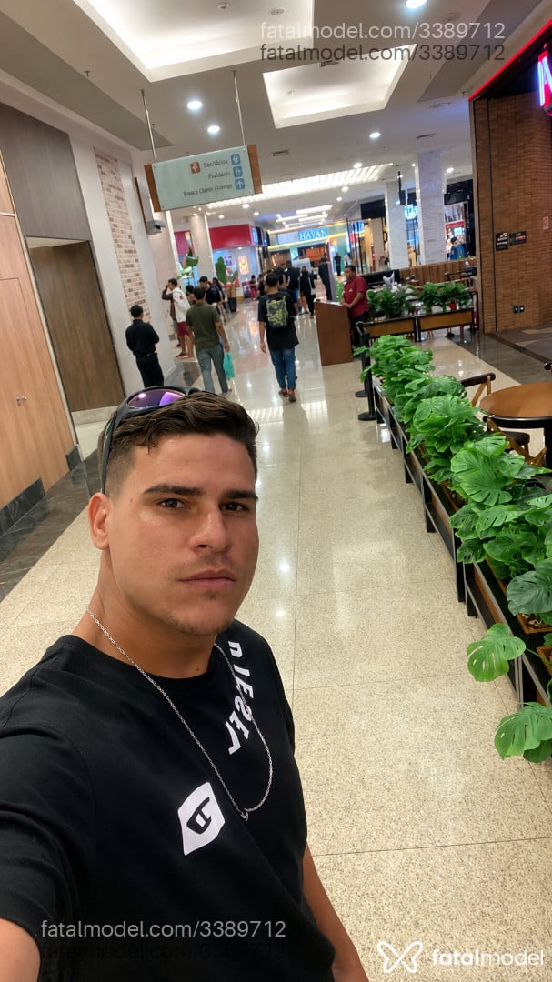 Acompanhante homem com cabelo castanho de olhos castanhos em Brasília Acompanhante homem com cabelo castanho de olhos castanhos em Brasília - Gabriel
