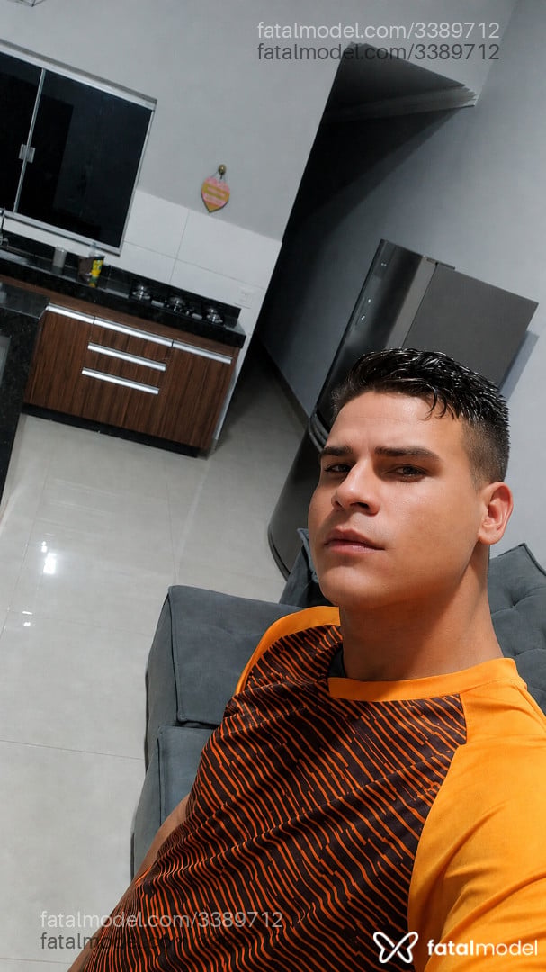 Acompanhante homem com cabelo castanho de olhos castanhos em Brasília Acompanhante homem com cabelo castanho de olhos castanhos em Brasília - Gabriel