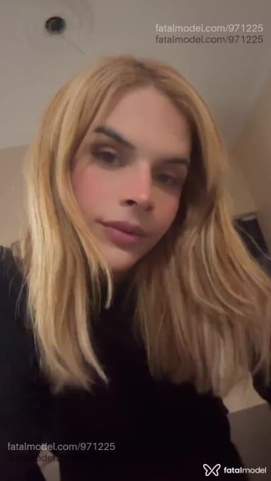 Acompanhante mulher trans loira (o) de olhos verdes - Safira Acompanhante mulher trans loira (o) de olhos verdes - Safira