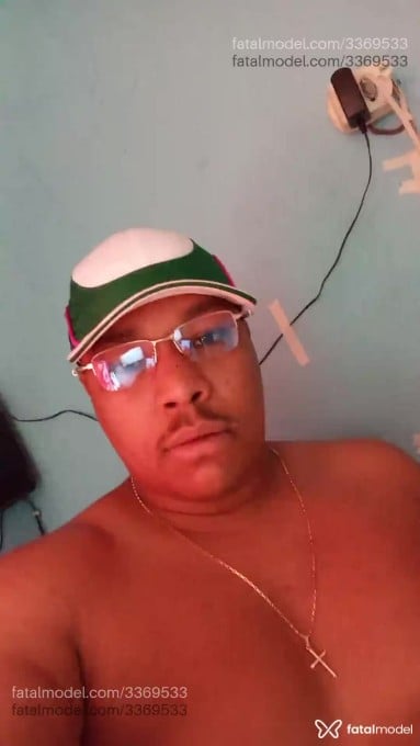 Acompanhante homem com cabelo castanho de olhos mel - Gigante Acompanhante homem com cabelo castanho de olhos mel - Gigante
