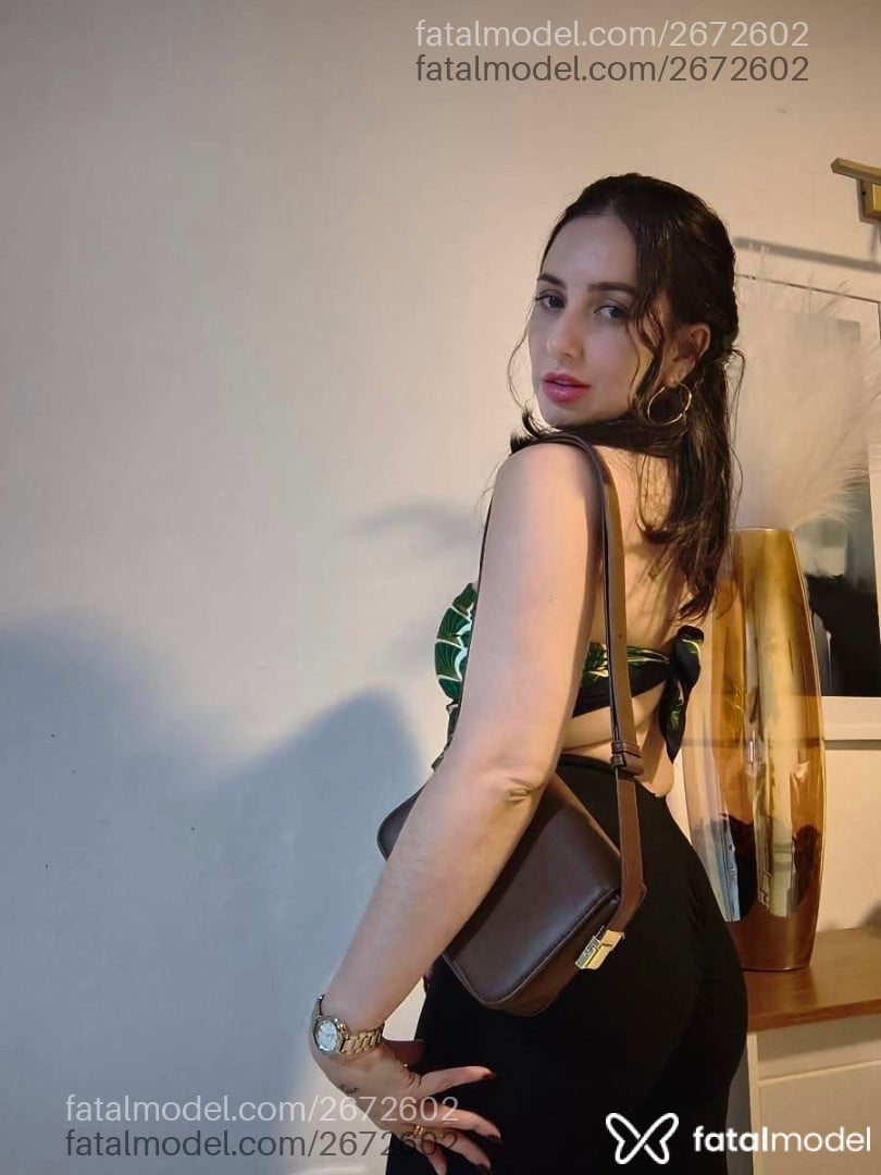 Acompanhante mulher com cabelo castanho de olhos mel em Virtual - Heloísa