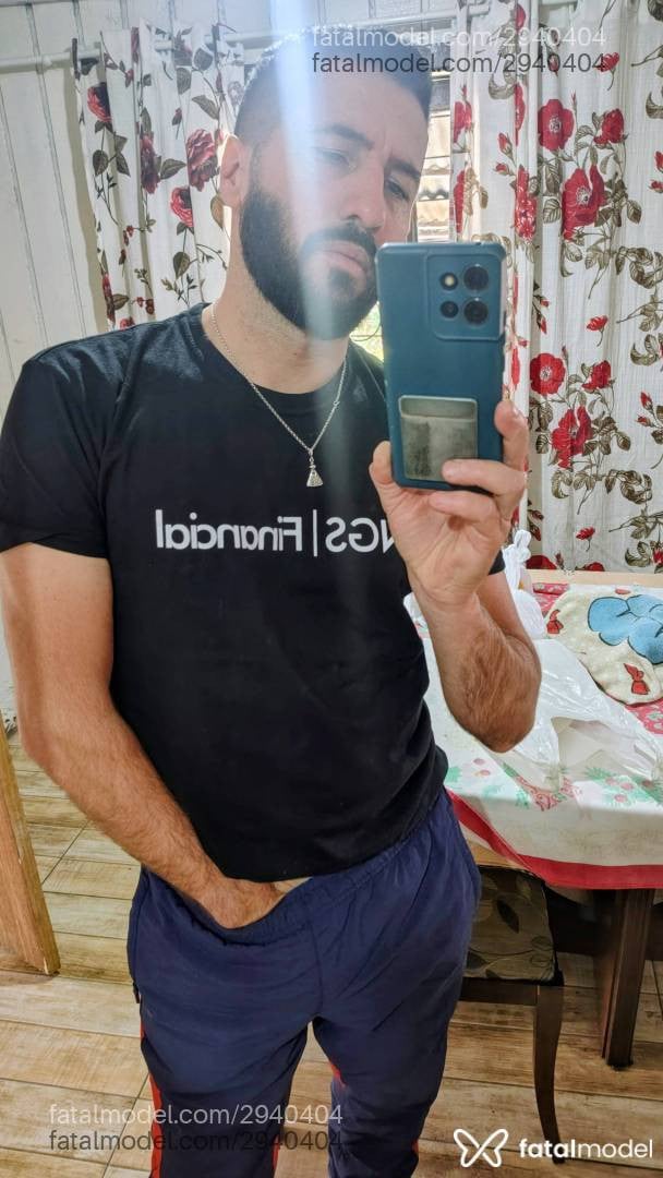 Acompanhante homem com cabelo castanho de olhos castanhos - Tomkasinsky