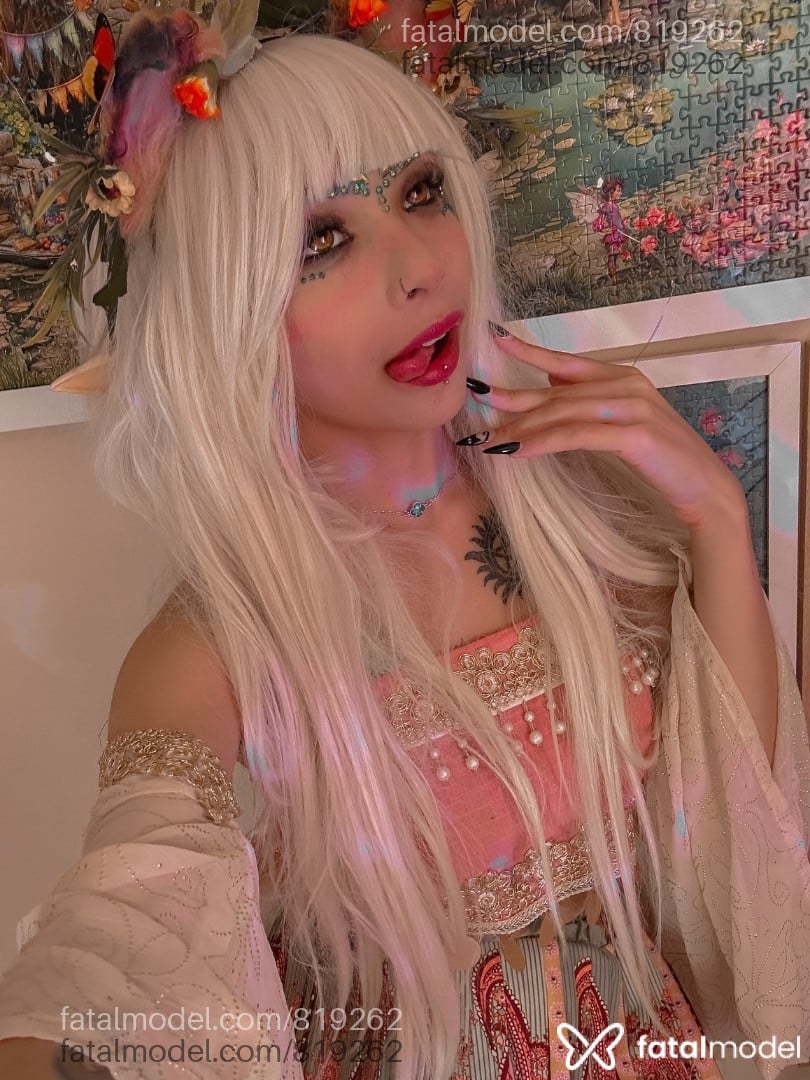 Acompanhante mulher com cabelo colorido de olhos mel em Curitiba - Eeveeboony