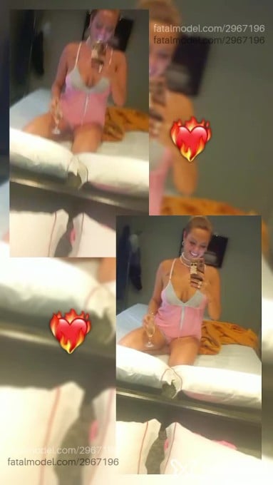 Acompanhante mulher loira (o) de olhos castanhos - Ferraris