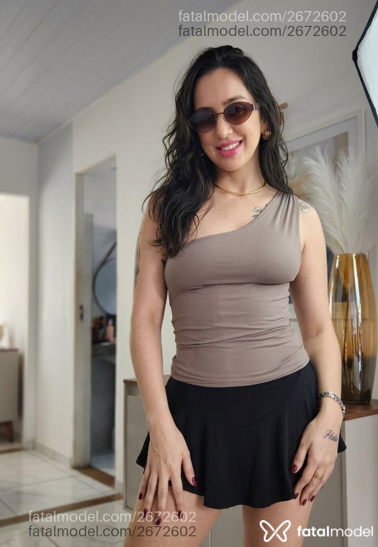 Acompanhante mulher com cabelo castanho de olhos mel em Virtual - Heloísa