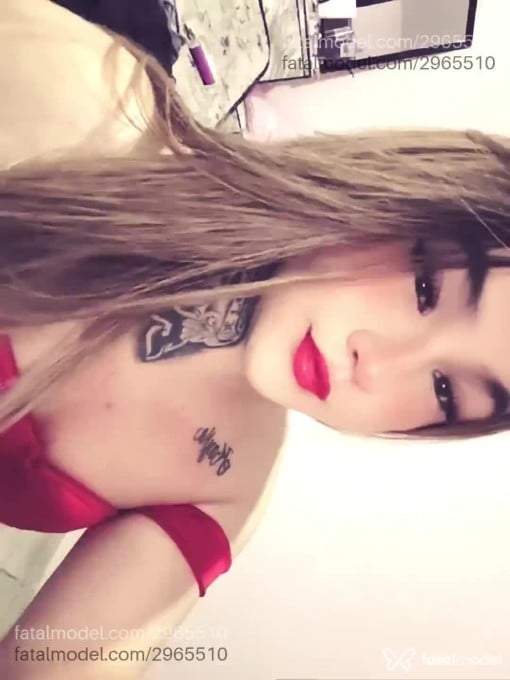 Acompanhante mulher trans loira (o) de olhos pretos - Julia Carvalho