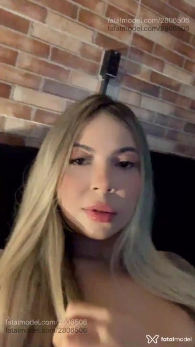 Acompanhante mulher loira (o) de olhos castanhos - Marina
