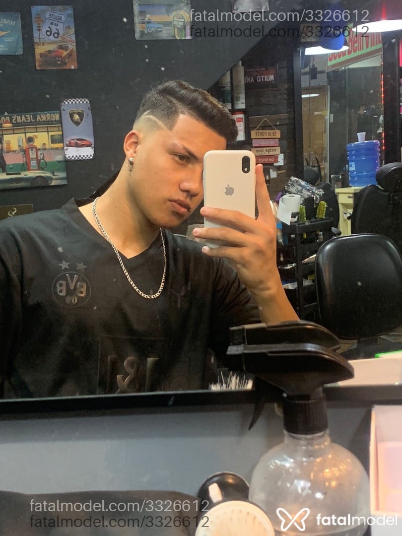 Acompanhante homem com cabelo castanho de olhos castanhos em Diadema - Mikael