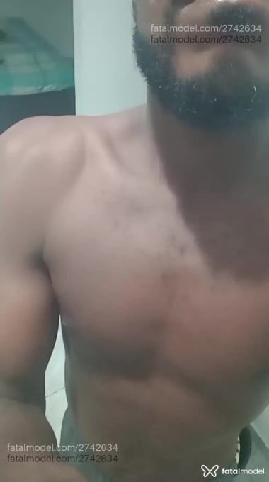 Acompanhante homem sem cabelo de olhos pretos - Radrian Acompanhante homem sem cabelo de olhos pretos - Radrian