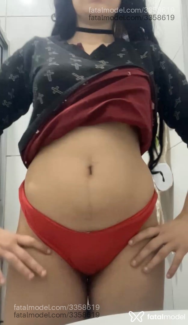 Acompanhante mulher morena (o) de olhos pretos - Gótica