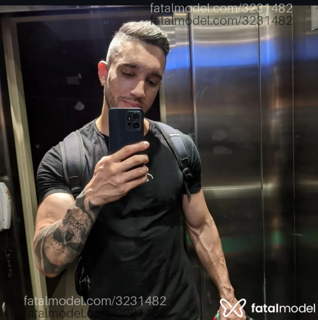 Acompanhante homem com cabelo grisalho de olhos castanhos em Recife Acompanhante homem com cabelo grisalho de olhos castanhos em Recife - Rafael