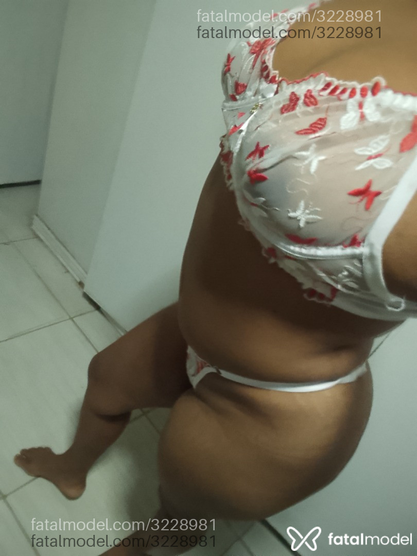 Acompanhante mulher morena (o) de olhos pretos - Carol