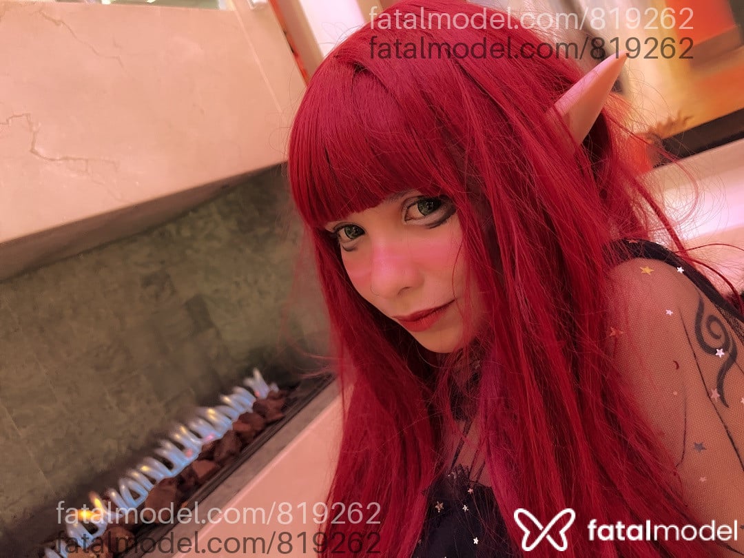 Acompanhante mulher com cabelo colorido de olhos mel em Curitiba - Eeveeboony