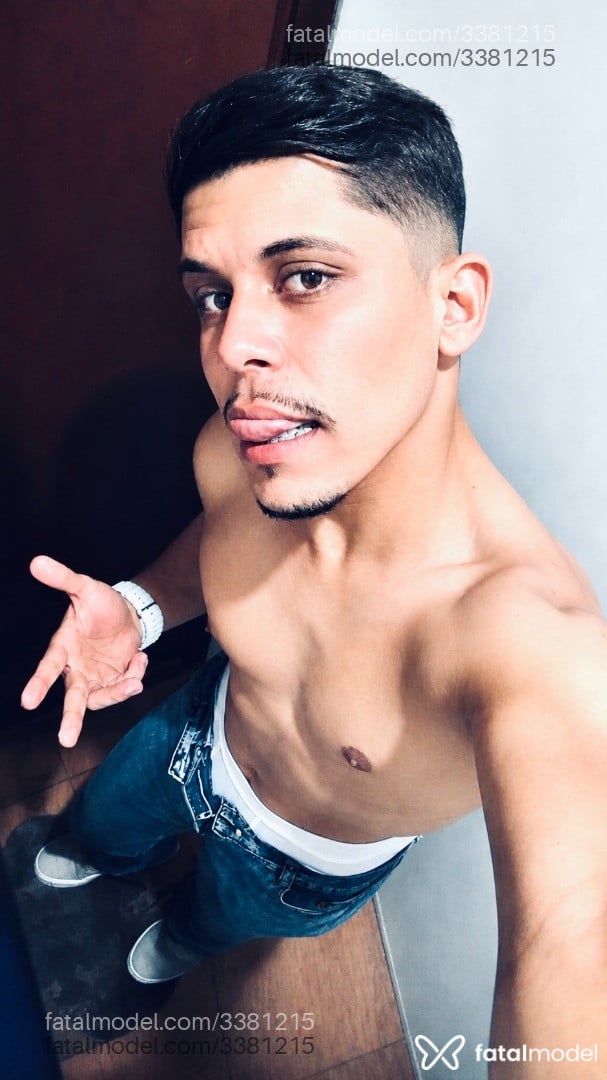 Acompanhante homem com cabelo castanho de olhos mel - Adilson