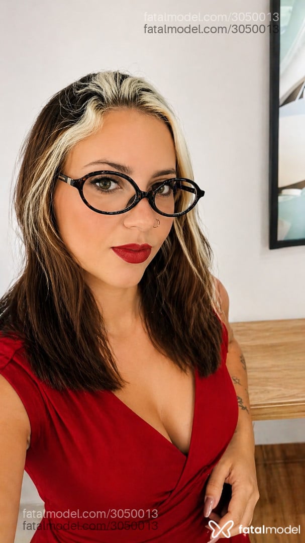 Acompanhante mulher loira (o) de olhos verdes - Bruna