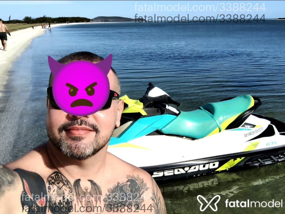 Acompanhante homem com cabelo grisalho de olhos castanhos em Cabo Frio - Daniel Suryta