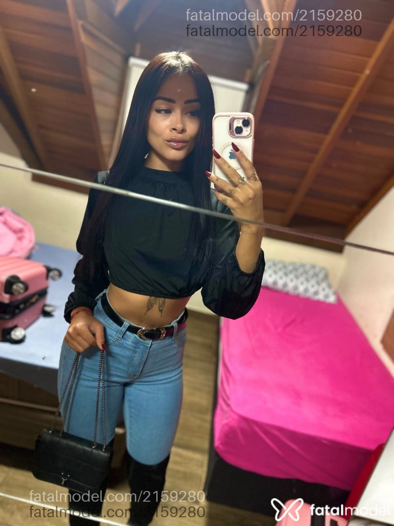 Acompanhante mulher morena (o) de olhos castanhos em Canelinha Acompanhante mulher morena (o) de olhos castanhos em Canelinha - Mari