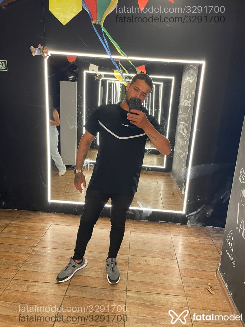 Acompanhante homem com cabelo castanho de olhos mel em Cabo Frio Acompanhante homem com cabelo castanho de olhos mel em Cabo Frio - Joao