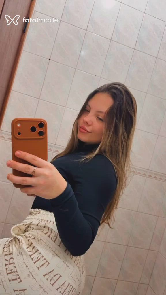 Acompanhante mulher loira (o) de olhos castanhos - Carolzinha Santos