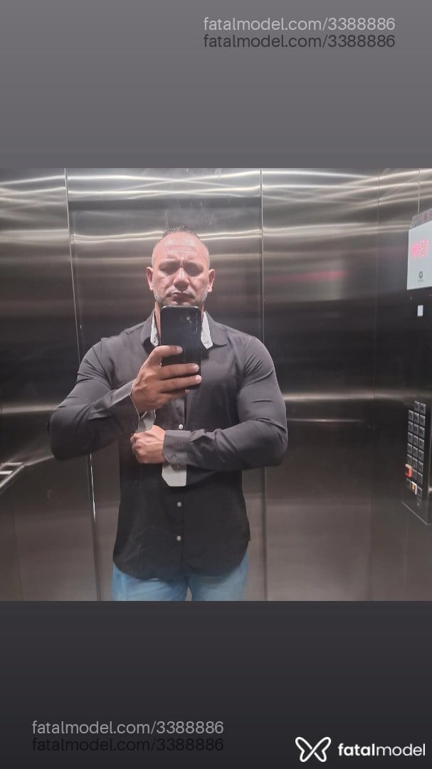 Acompanhante homem sem cabelo de olhos pretos em São Paulo - Eduardo