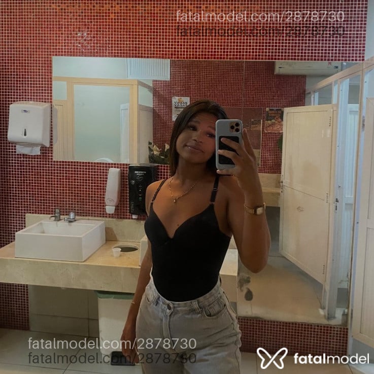 Acompanhante mulher trans morena (o) de olhos pretos - Akeme