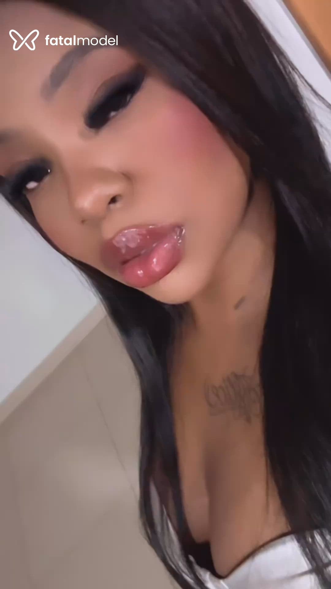 Acompanhante mulher morena (o) de olhos pretos - Yasmin Torres