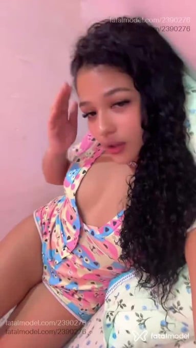 Acompanhante mulher com cabelo castanho de olhos castanhos - Alinne Acompanhante mulher com cabelo castanho de olhos castanhos - Alinne
