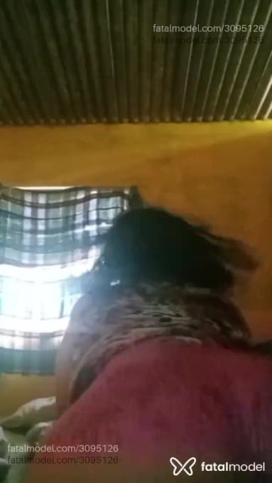 Acompanhante mulher com cabelo castanho de olhos castanhos - Pulsante Acompanhante mulher com cabelo castanho de olhos castanhos - Pulsante