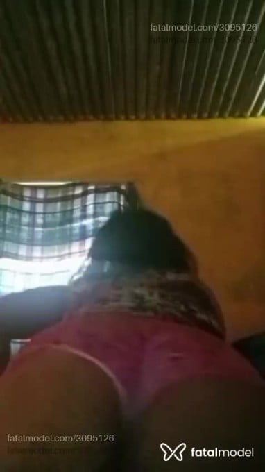 Acompanhante mulher com cabelo castanho de olhos castanhos - Pulsante Acompanhante mulher com cabelo castanho de olhos castanhos - Pulsante