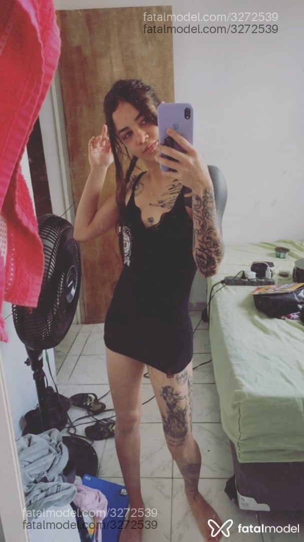 Acompanhante mulher com cabelo castanho de olhos verdes - Dionea