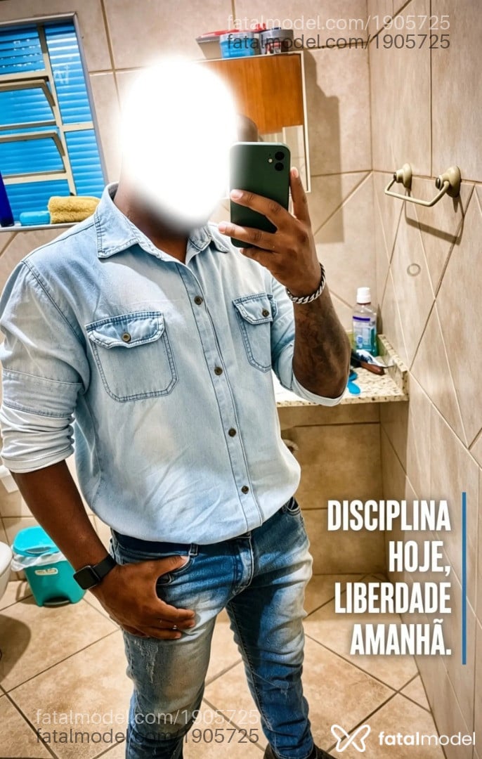 Acompanhante homem morena (o) de olhos pretos - Johan Acompanhante homem morena (o) de olhos pretos - Johan
